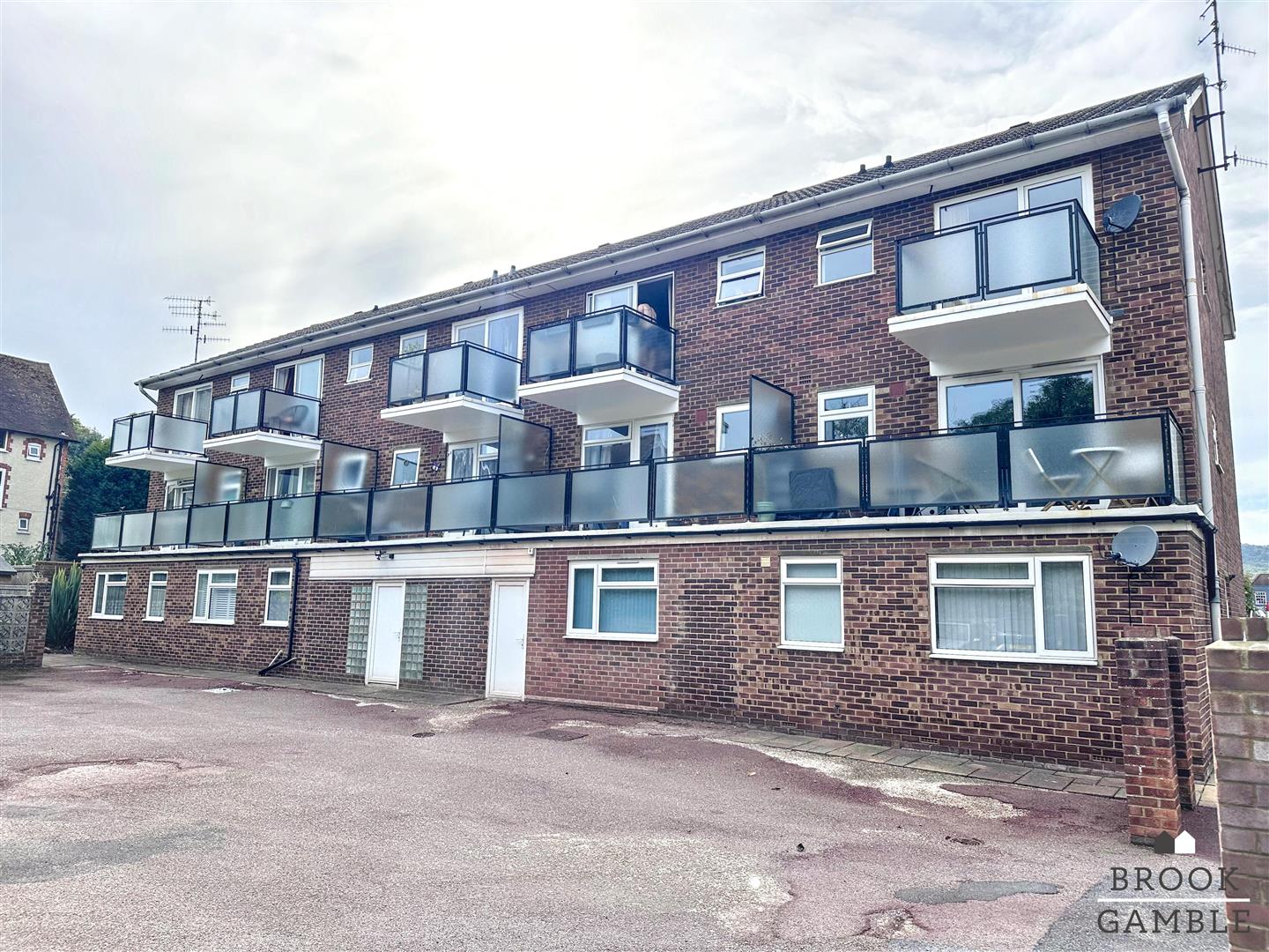 1 Bedroom Flat - Purpose Built. Moatcroft Court in Eastbourne, East Sussex 2